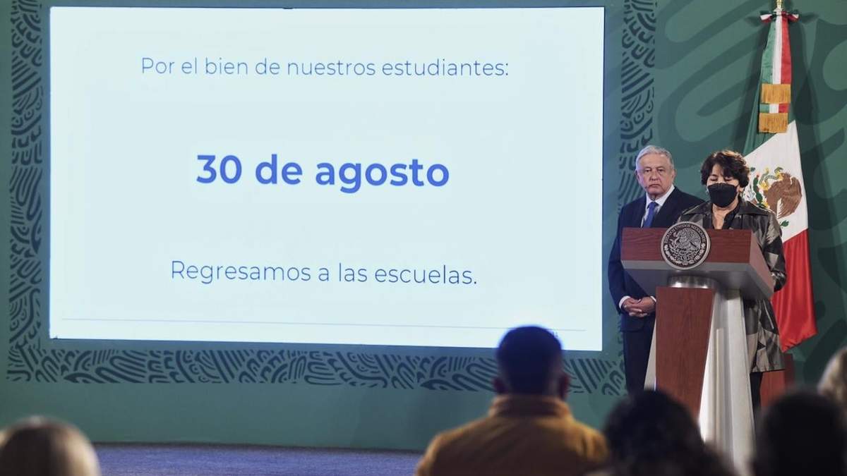 La titular de la SEP, Delfina Gómez