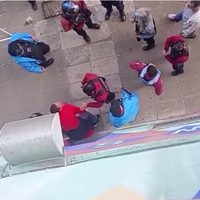 Una mujer destrozó los autos de periodista de Radio 10 con un palo de hockey