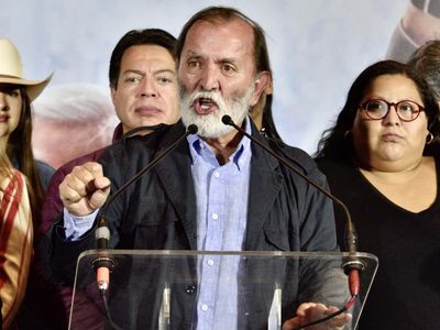 "Ya corrieron a los panistas que dirigían Twitter México": Epigmenio Ibarra celebró así los despidos