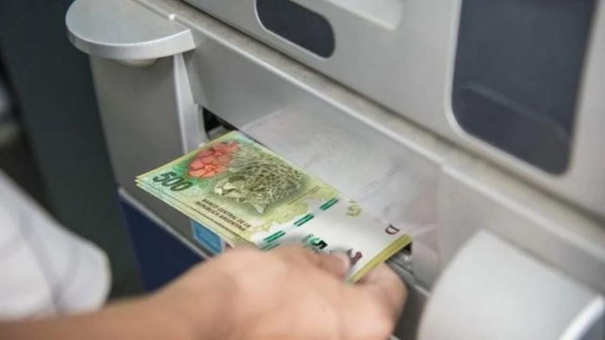 Retiro de dinero en efectivo por cajero automático. Fuente: (Twitter)