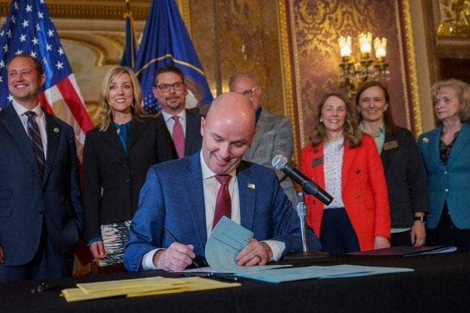 Utah prohíbe a niños usar redes sociales sin permiso paterno