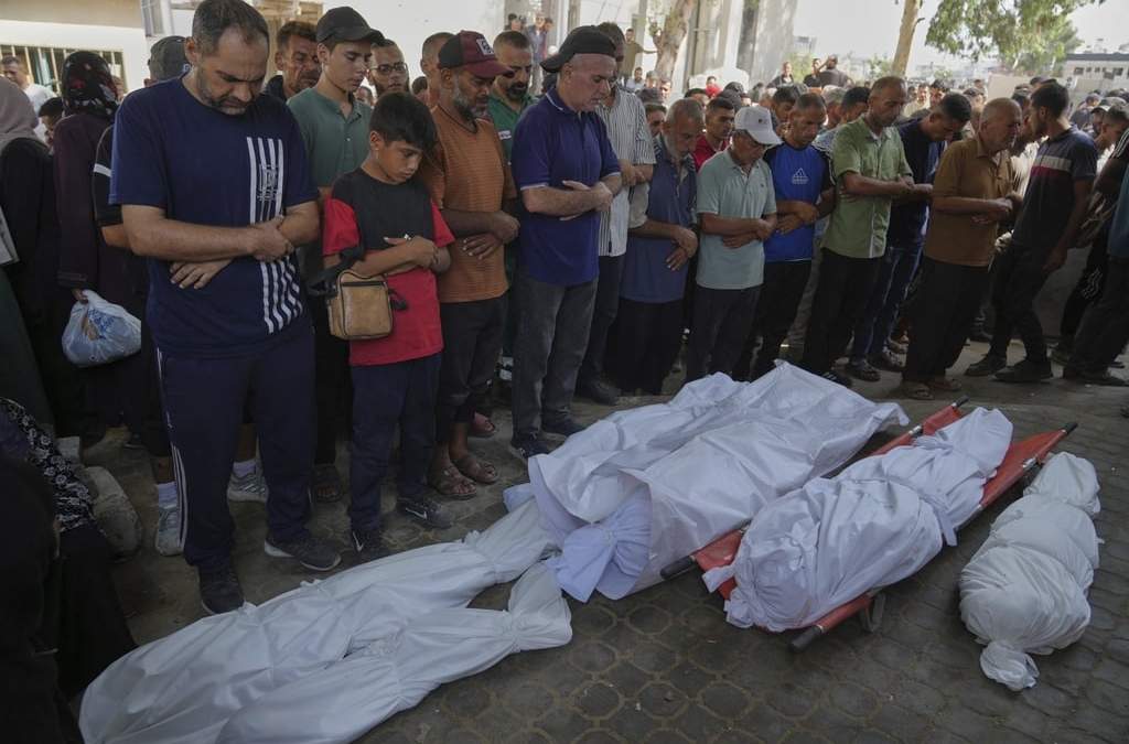 Palestinos oran ante los cadáveres de personas que murieron por un ataque aéreo israelí, durante su funeral en el Hospital Shifa de Ciudad de Gaza, el sábado 16 de agosto de 2025