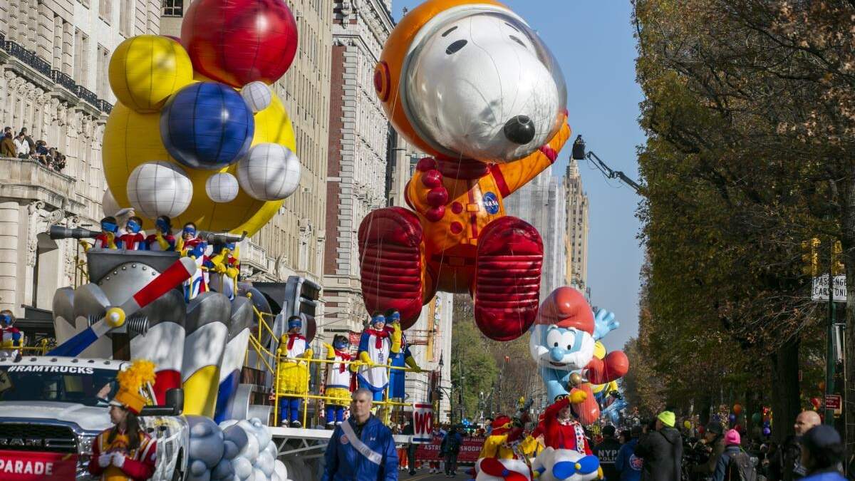 En esta imagen de archivo, un globo con forma de Snoopy astronauta en Central Park Oeste, en Nueva York, durante el desfile del Día de Acción de Gracias de Macy's, el 24 de noviembre de 2022. Personajes queridos como Snoopy y Bob Esponja surcarán los cielos de Nueva York el jueves 23 de noviembre de 2023 mientras las bandas de música recorren un año más las calles de la ciudad para dar inicio a las fiestas navideñas con el desfile del Día de Acción de Gracias de Macy