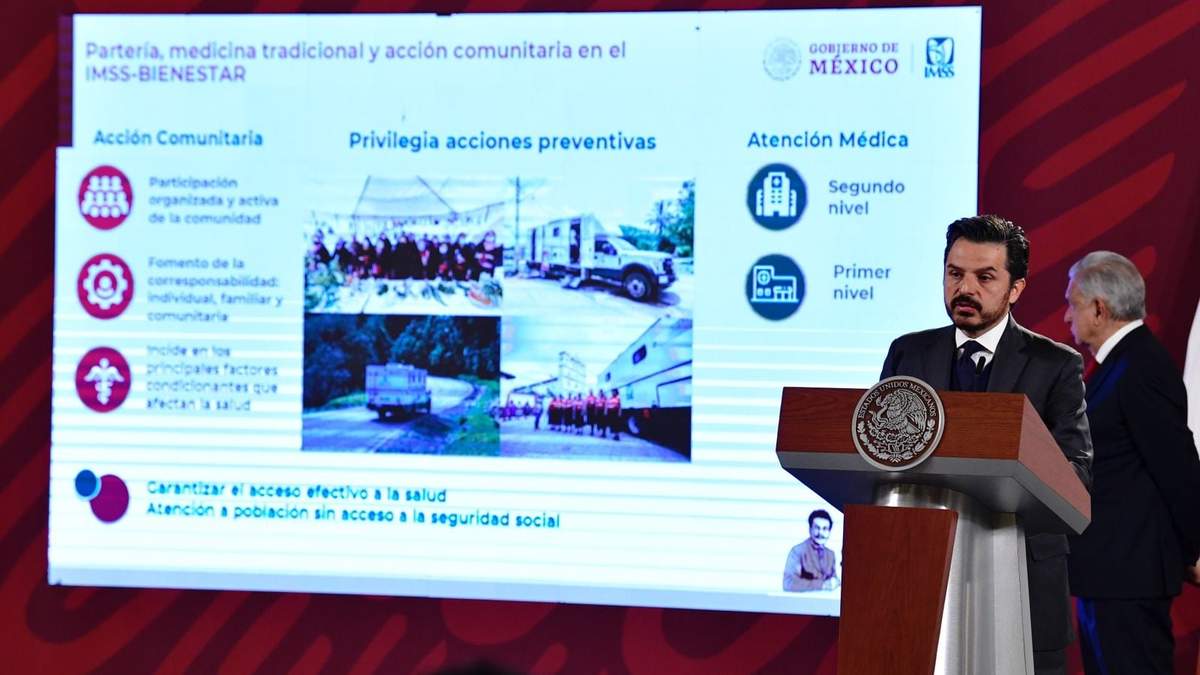 Zoe Robledo con AMLO