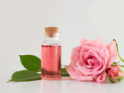 Tenés una valiosa excusa para no tirar los pétalos de rosas: prepará esta mascarilla para el cabello más sedoso
