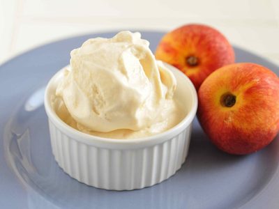 Yogurt de durazno con colchón de frutas: igual al comprado, pero más cremoso y económico
