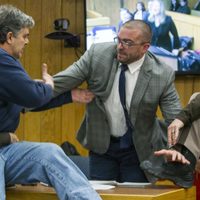 Padre de una de las víctimas de Larry Nassar pierde el control e intenta atacarlo en la audiencia
