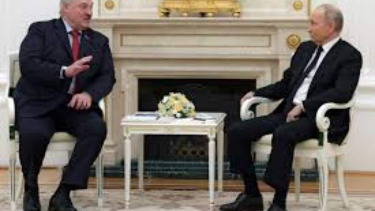 El presidente de Rusia, Vladímir Putin (derecha), escucha a su homólogo bielorruso, Alexander Lukashenko, durante una reunión en el Kremlin, en Moscú, el 11 de abril de 2024