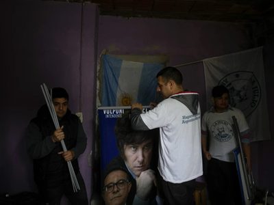 Argentinos frustrados se arrojan a los brazos del novato ultraderechista Javier Milei