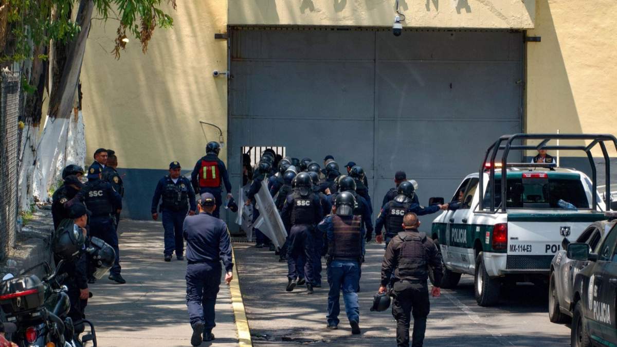 Granaderos en el Reclusorio Oriente