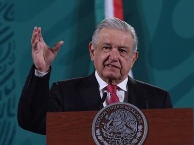 AMLO celebra "buena decisión de Santiago Nieto" de presentar su renuncia