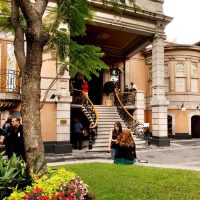 Impiden a mujer otomí pasar al baño de clientes en Casa Lamm; Sheinbaum condena discriminación