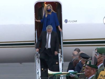 El presidente argentino Alberto Fernández arriba a México en avión de Messi