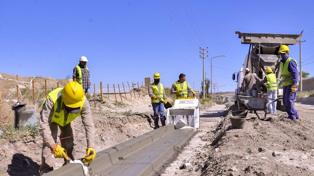 Hombres trabajan en la construcción de un cordón cuneta. Fuente: (Twitter).