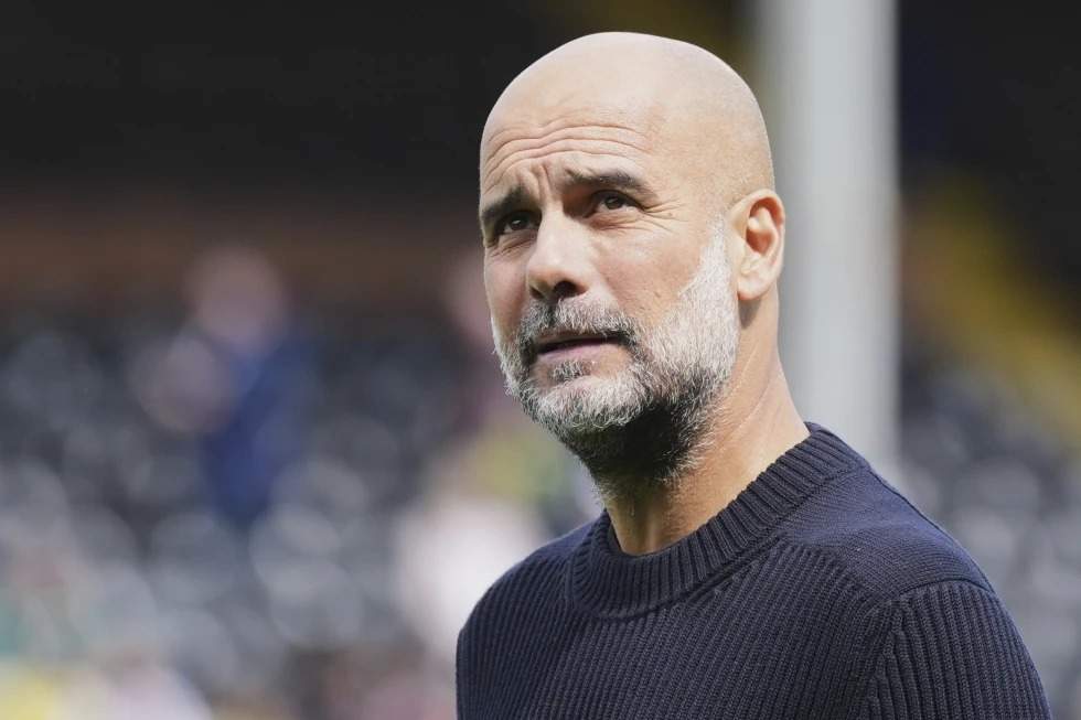 El entrenador del Manchester City, Pep Guardiola, observa antes del partido de la Premier League inglesa entre Fulham y Manchester City en Craven Cottage, Londres, el domingo 25 de mayo de 2025.