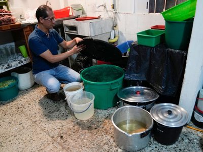 Habitantes de Bogotá almacenan y reutilizan agua en el primer racionamiento por sequía en 40 años