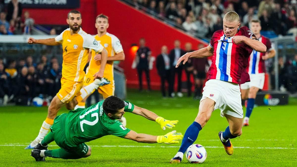 El delantero noruega Erling Haaland (derecha) regatea al arquero moldavo Cristian Avram para anotar su cuarto gol en el partido de las eliminatorias del Mundial, el 9 de septiembre de 2025, en Oslo