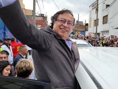 AMLO celebra triunfo de Gustavo Petro en Colombia