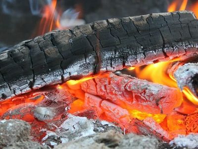 No tires el carbón que te sobró del asado: mirá estas 3 formas de reutilizarlos en el hogar