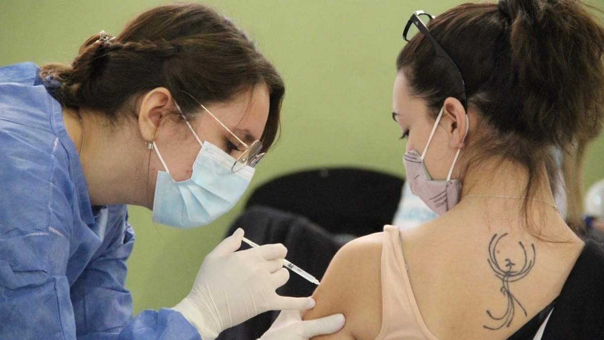 Profesional de la Salud aplica una dosis contra el coronavirus. Fuente: (Twitter)