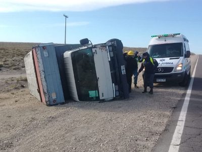 Zapala: volcó un camión producto del fuerte viento en la zona