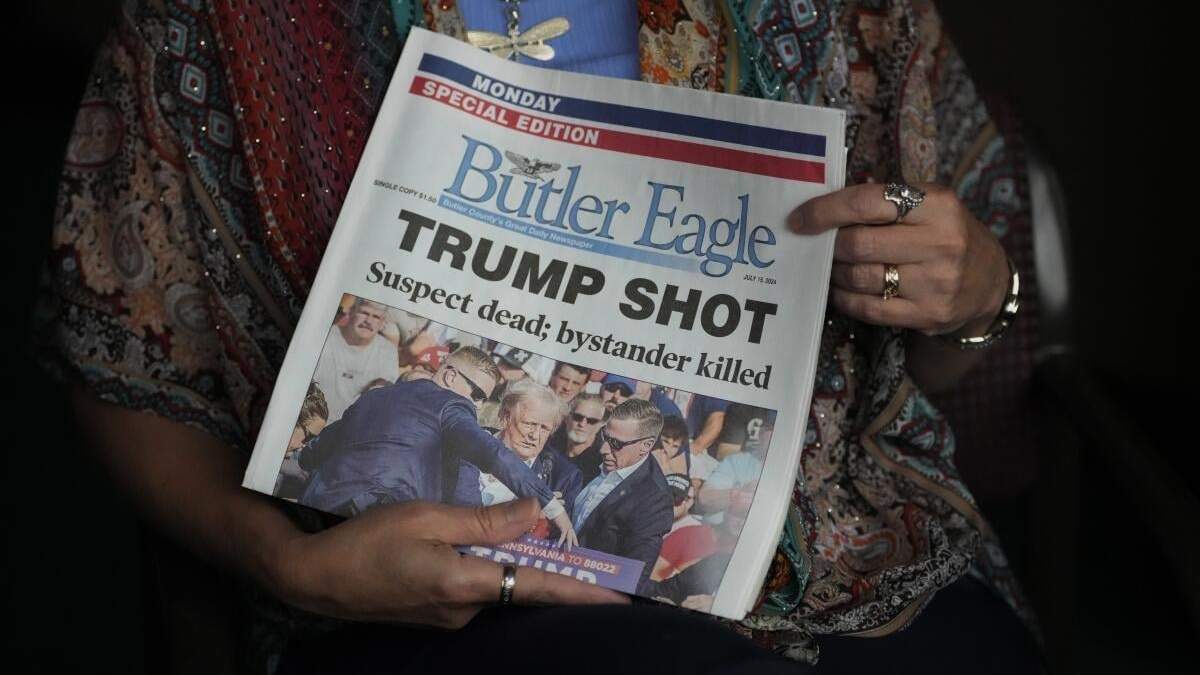 Donna Sybert, editora gerente del periódico Butler Eagle, sostiene una edición especial de su publicación durante una entrevista con The Associated Press