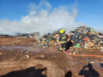 Ardió un basural ubicado en el corazón de Vaca Muerta
