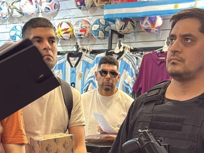 Gritos e insultos: Néstor Ortigoza irrumpió un local de camisetas de fútbol con la policía