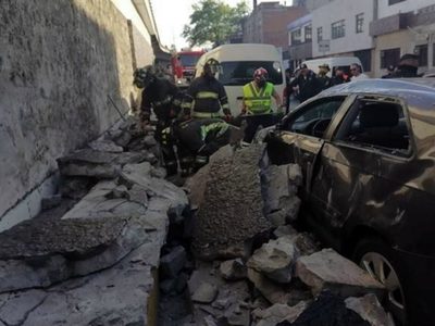 Se desmorona puente vehicular en Circuito Interior y caen trozos de muro sobre vehículos