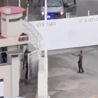 Marinos someten a un sujeto armado frente a sede naval en Puerto Vallarta (Video)