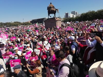 Entre abucheos a AMLO, 25 mil personas asisten a la Macroplaza de Monterrey para defender al INE