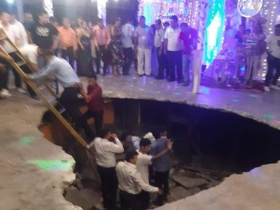 Estudiantes caen a un socavón que se abrió en plena pista de baile
