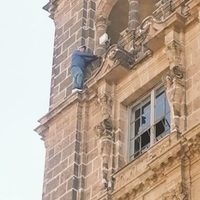 Un hombre amenaza con saltar desde el Antiguo Palacio del Ayuntamiento (Video)
