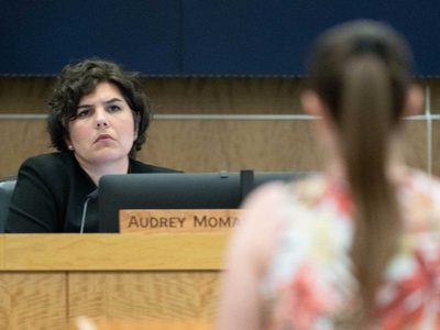 Profesora que ayudó a alumna a abortar recobra su licencia