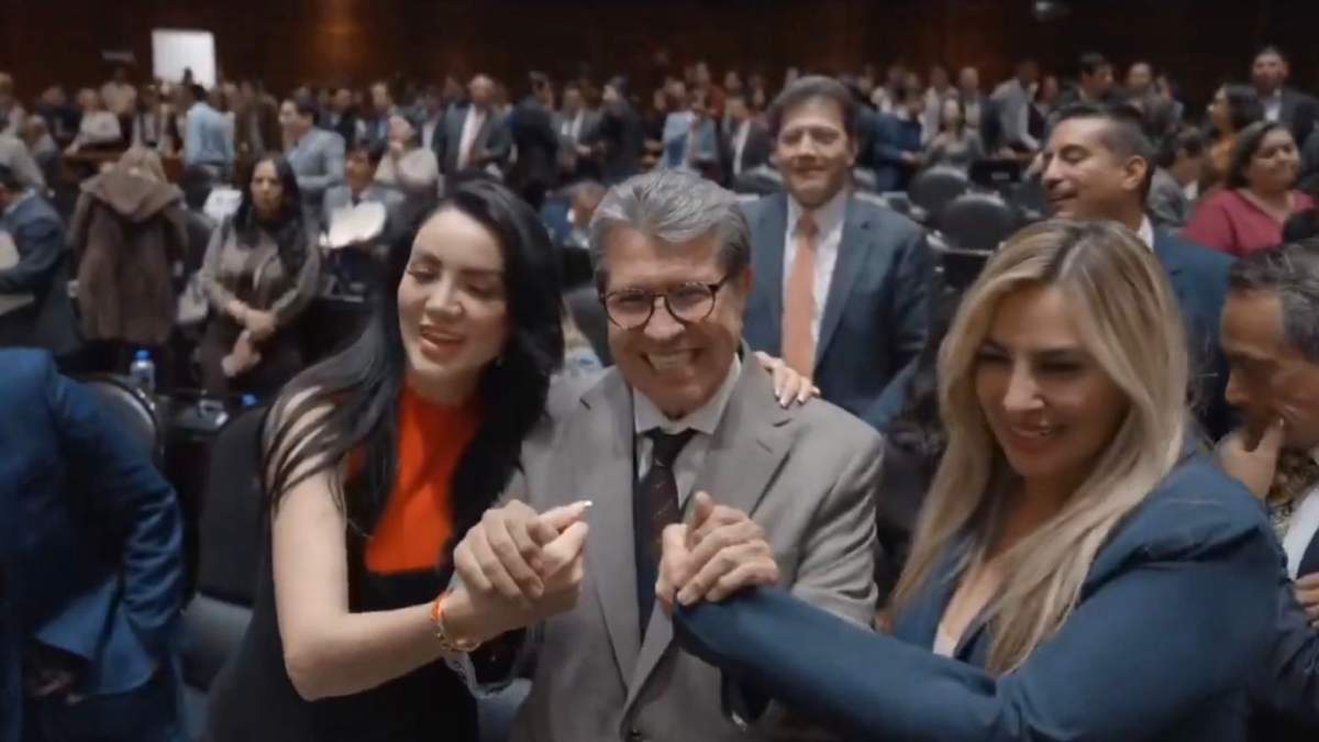 Monreal unió las manos de la vicecoordinadora de morena, Gabriela Jiménez y la diputada del PT, Jessica Saiden