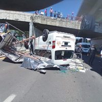 Combi cae desde un puente vehicular en Tlalnepantla; cierran carriles centrales de Periférico