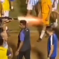 Policía dispara en la pierna a un portero durante una trifulca entre jugadores (Video)