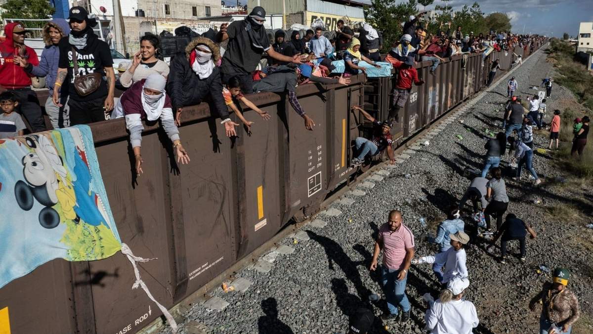 Tren de carga con migrantes cuyo destino es llegar a EU