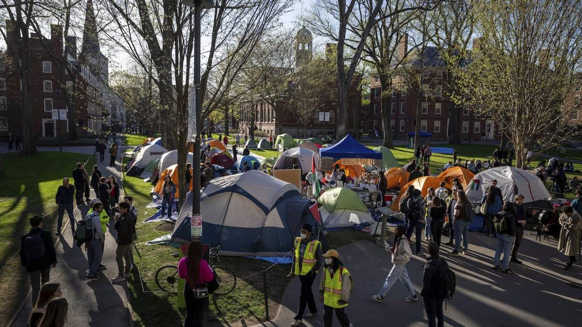 Estudiantes protestan contra la guerra en Gaza el 25 de abril de 2024 en Cambridge, Massachusetts