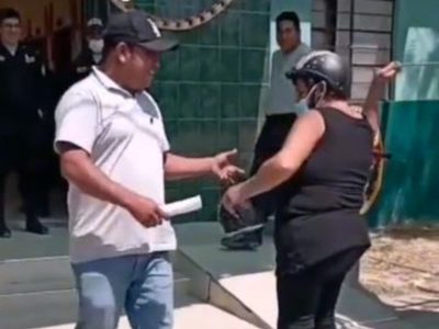 Una mujer recibe a cinturonazos a su hijo al salir de prisión (Video)