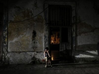 Continúa el apagón en Cuba por cuarta jornada; clases y actividades no vitales suspendidas
