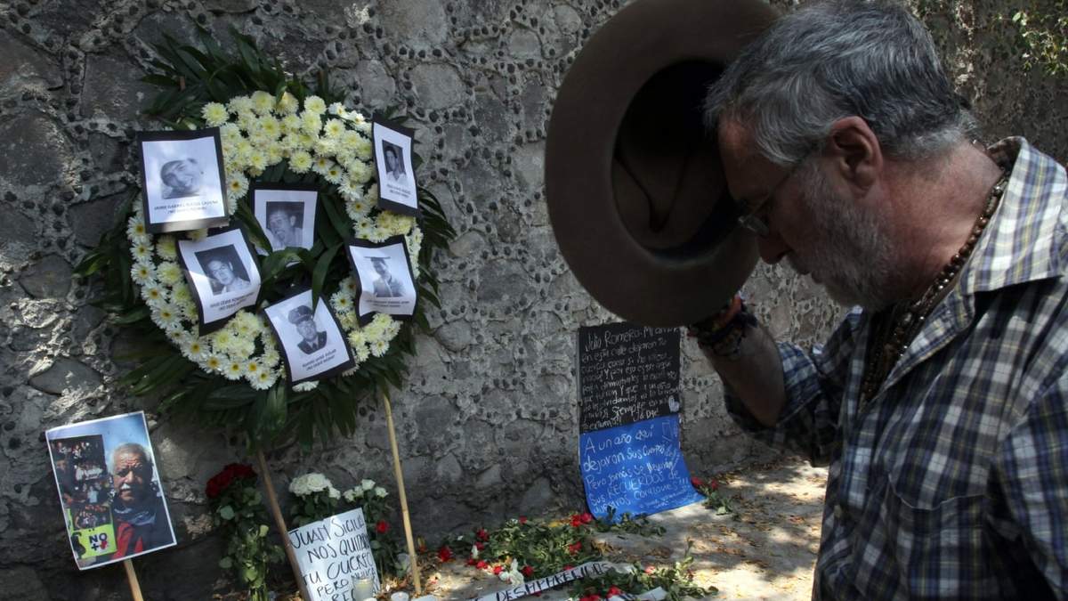 ARCHIVO. Con una fuente teñida de rojo, ofrendas florales, integrantes del Movimiento por la Paz con Justicia y Dignidad acompañaron al escritor Javier Sicilia al cumplirse un año del homicidio de su hijo, Juan Francisco Sicilia Ortega y seis personas más en Cuernavaca, Morelos, México. A un año del crimen ninguno de los detenidos ha sido sentenciado por lo que el escritor invitó a la sociedad a manifestar su rechazo a la violencia a través de la anulación de sus votos en la próxima jornada electoral a celebrarse en julio.
