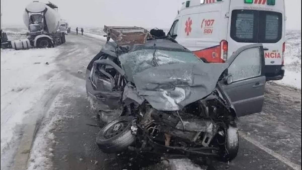 El automóvil Fiat Palio Adventure en el que viajaba la víctima fatal, luego de colisionar de frente con el camión Scania. Fuente: (Cutral Co al Instante)
