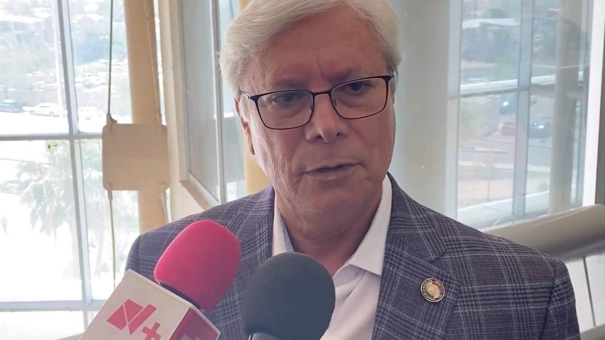 Jaime Bonilla, entrevistado por medios locales este lunes