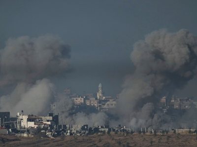 Israel amplía evacuación y lleva su ofensiva al sur de Gaza entre fuertes bombardeos
