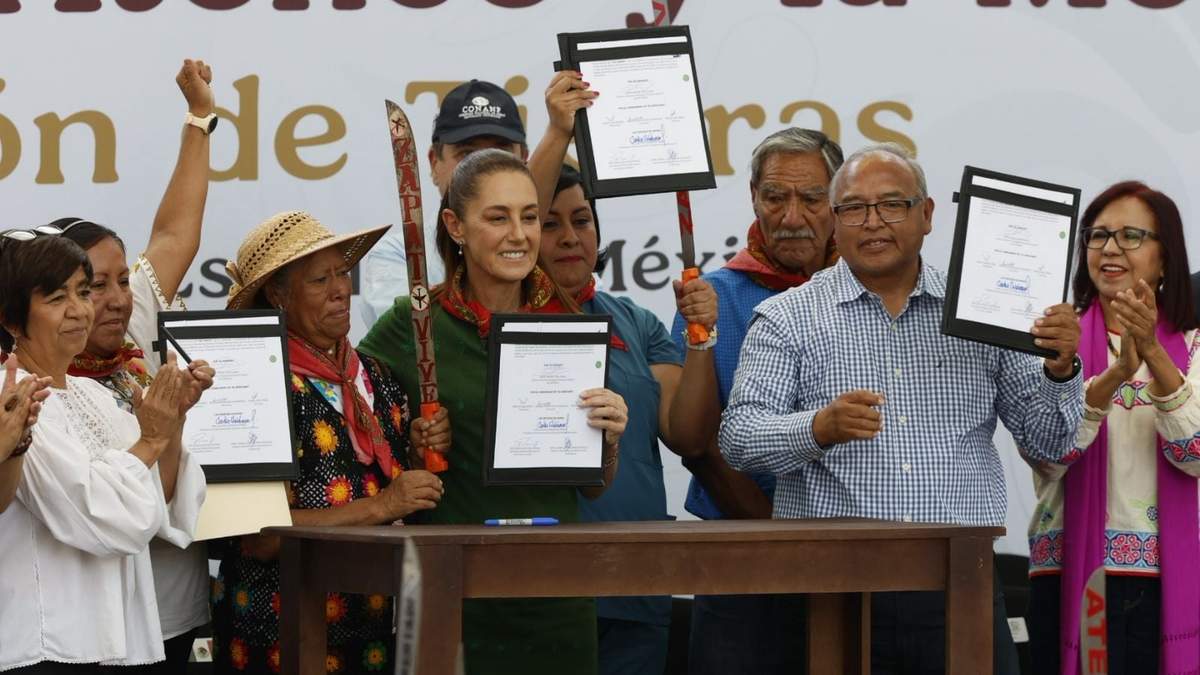 Sheinbaum en el acto de restitución de 54.4 hectáreas al ejido de Atenco