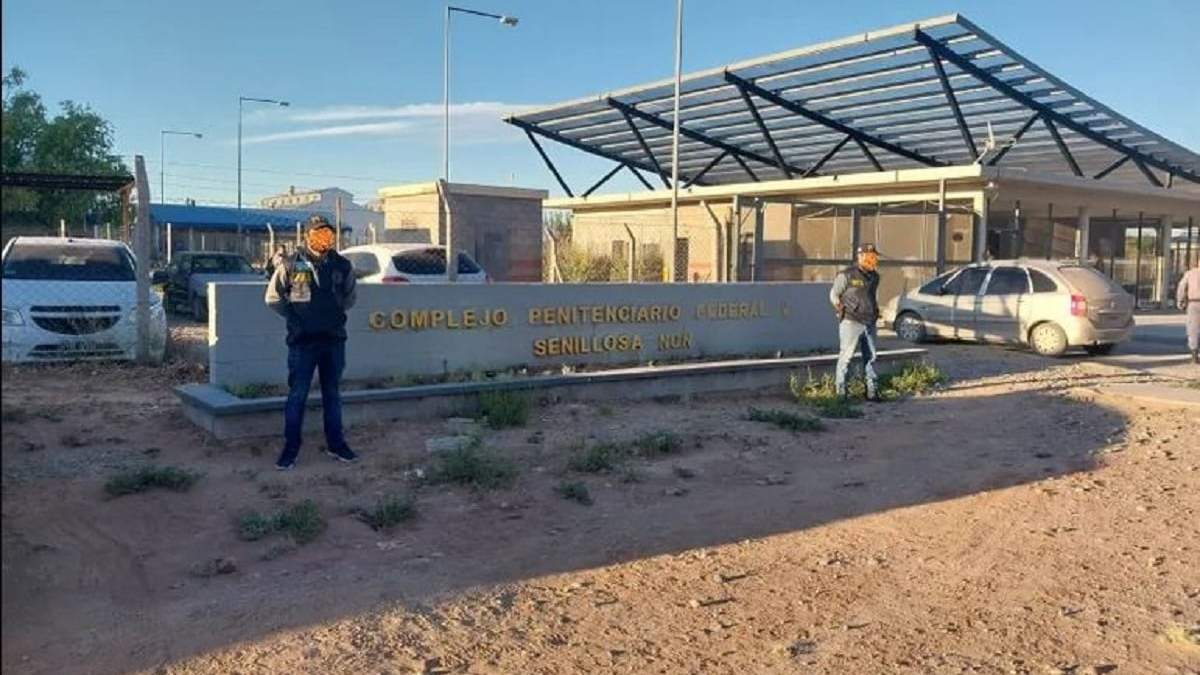Uno de los líderes de la banda operaba desde la Unidad Carcelaria Federal N° 5 de Senillosa. Fuente: (Facebook)