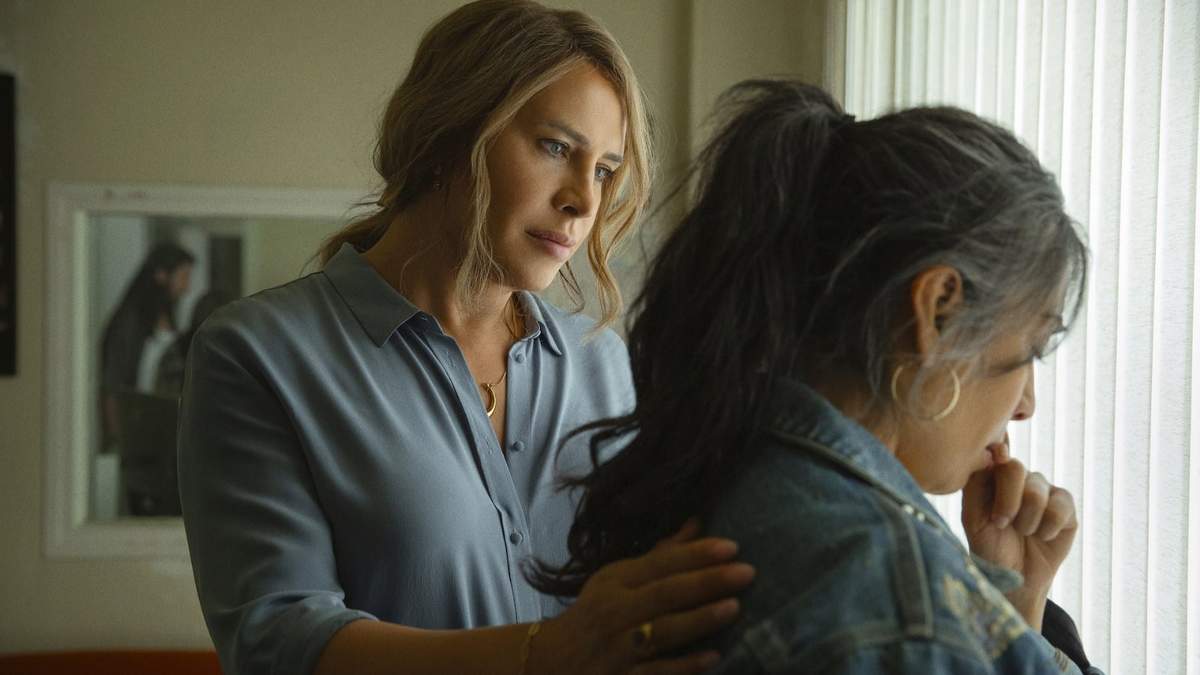 Imagen difundida por Netflix de Karla Sofía Gascón y Adriana Paz en una escena de "Emilia Pérez"