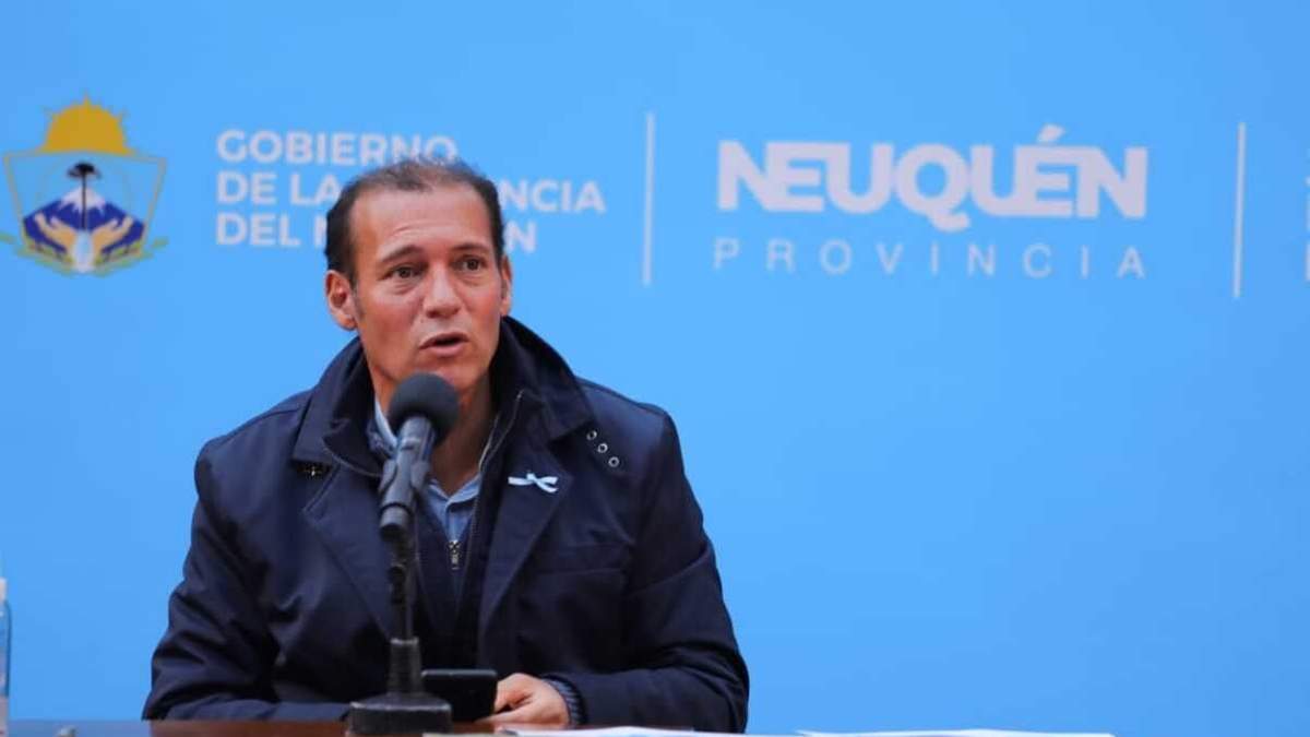 El titular del Gobierno de Neuquén, Omar Gutiérrez, en conferencia de prensa. Fuente: (Twitter)