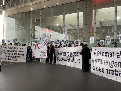 Pilotos y sobrecargos de Aeromar protestan en el AICM y exigen pago de salarios